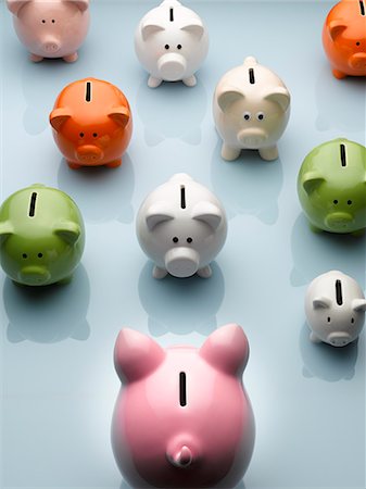 simsearch:649-06400879,k - Large piggy bank facing smaller multicolor piggy banks still life Foto de stock - Sin royalties Premium, Código: 6113-08088258