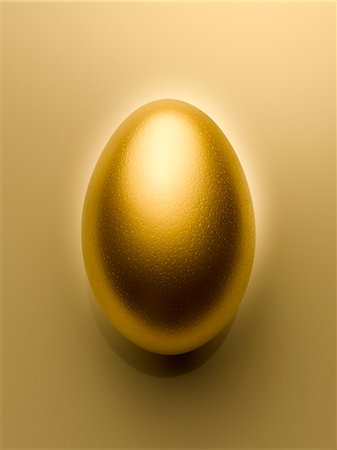 Overhead view of golden egg on gold background still life Stock Photo - Premium Royalty-Free, Code: 6113-08088260