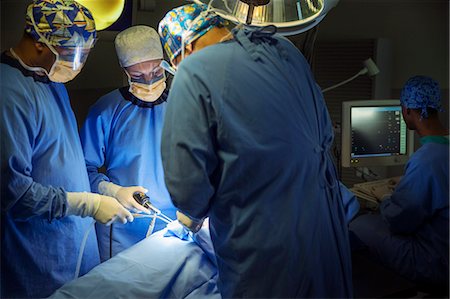 Surgeons performing surgery in operating room Foto de stock - Sin royalties Premium, Código: 6113-08088266