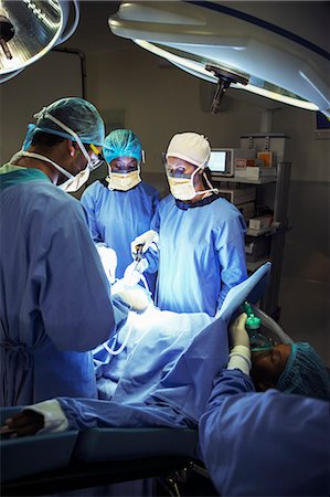 Surgeons performing surgery in operating room Photographie de stock - Premium Libres de Droits, Code: 6113-08088271