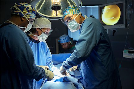 Surgeons performing surgery in operating room Foto de stock - Sin royalties Premium, Código: 6113-08088276