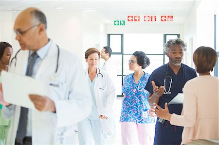 Doctors and nurses in hospital corridor Stockbilder - Premium RF Lizenzfrei, Bildnummer: 6113-08088287