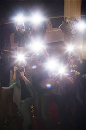 desenrollar la alfombra roja - Paparazzi photographers at red carpet event Foto de stock - Sin royalties Premium, Código: 6113-08088205