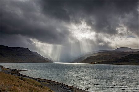 Sunbeams over cliffs and fjord, West Fjords, Iceland Photographie de stock - Premium Libres de Droits, Code: 6113-08088353