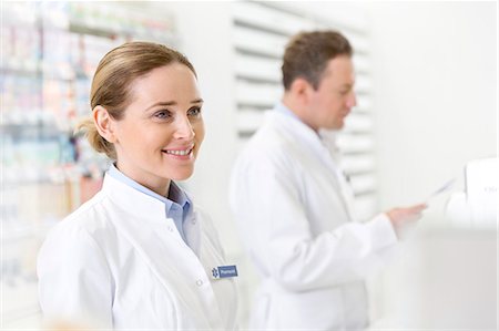 pharmacien (homme et femme) - Smiling pharmacist in pharmacy Photographie de stock - Premium Libres de Droits, Code: 6113-08088379