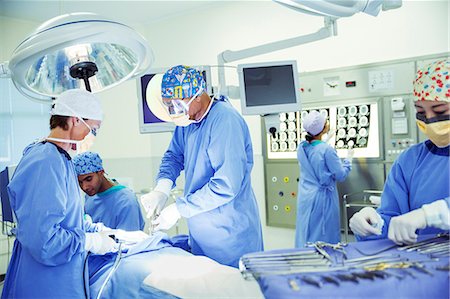 simsearch:614-06718046,k - Surgeons performing surgery in operating room Stock Photo - Premium Royalty-Free, Code: 6113-08088308