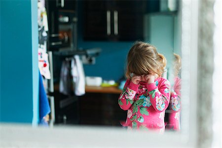 Reflection of upset girl rubbing eyes in mirror Photographie de stock - Premium Libres de Droits, Code: 6113-08088320