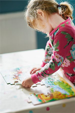 queue-de-cheval - Girl assembling jigsaw puzzle Photographie de stock - Premium Libres de Droits, Code: 6113-08088324