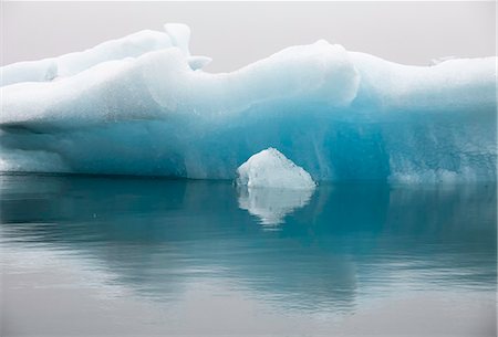 simsearch:640-08089640,k - Blue iceberg formation in calm water, Jokulsarlon, Iceland Foto de stock - Sin royalties Premium, Código: 6113-08088331