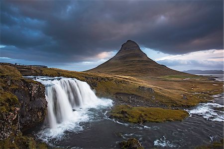 Scenic view of waterfall and landscape, Kirkjufell, Snaefellsnes, Iceland Photographie de stock - Premium Libres de Droits, Code: 6113-08088334