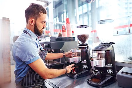 Barista making coffee in cafe Stockbilder - Premium RF Lizenzfrei, Bildnummer: 6113-08088484