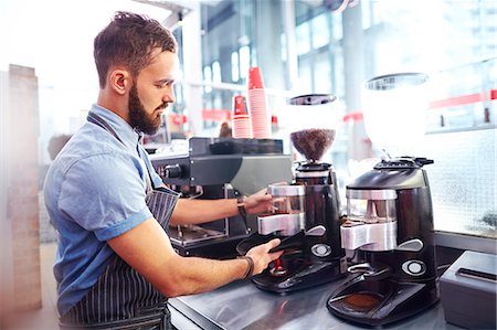 sfregare - Barista making coffee in cafe Fotografie stock - Premium Royalty-Free, Codice: 6113-08088484