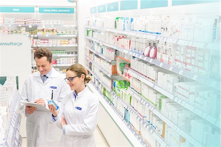 Pharmacists taking inventory in pharmacy Photographie de stock - Premium Libres de Droits, Code: 6113-08088419