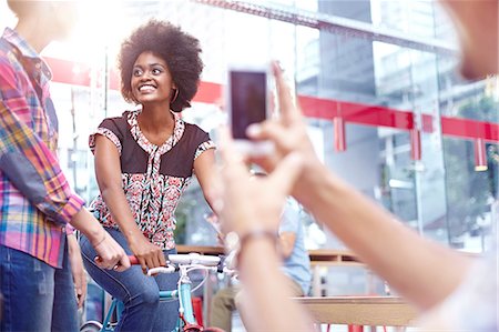 ecologico - Man photographing women in cafe Fotografie stock - Premium Royalty-Free, Codice: 6113-08088511