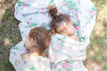 simsearch:695-03378050,k - Twin girls napping in floral sheet on grass Photographie de stock - Premium Libres de Droits, Code: 6113-08088519