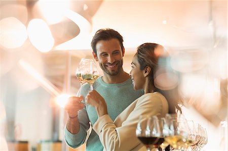dégustation de vins - Couple wine tasting in sunny winery tasting room Photographie de stock - Premium Libres de Droits, Code: 6113-08171138
