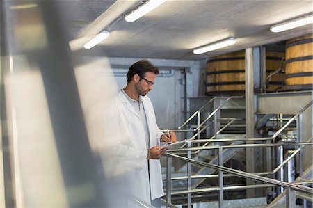 Vintner in lab coat with clipboard in winery cellar Photographie de stock - Premium Libres de Droits, Code: 6113-08171214