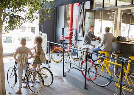 simsearch:6113-08171306,k - People with bicycles at urban outdoor cafe Fotografie stock - Premium Royalty-Free, Codice: 6113-08171309