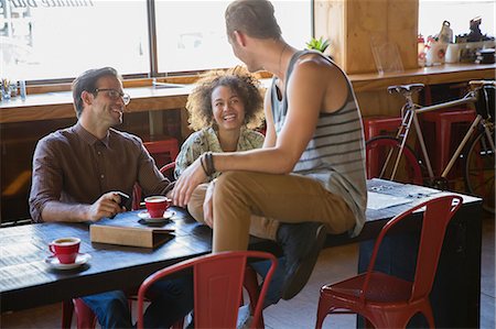 demitasse - Friends hanging out drinking coffee at cafe Foto de stock - Sin royalties Premium, Código: 6113-08171323