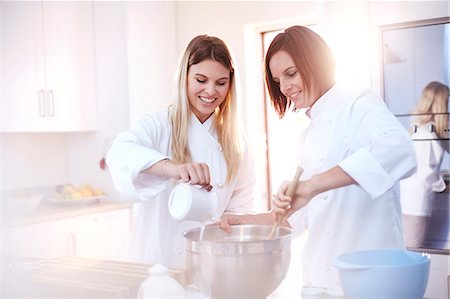 Chefs baking in sunny kitchen Photographie de stock - Premium Libres de Droits, Code: 6113-08171484