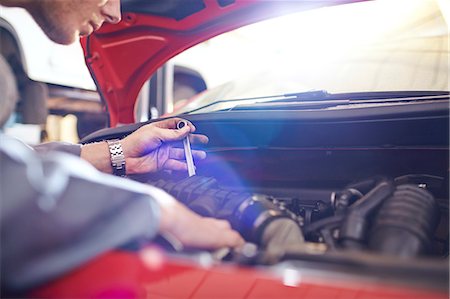 Close up mechanic with tool working on engine Photographie de stock - Premium Libres de Droits, Code: 6113-08184349