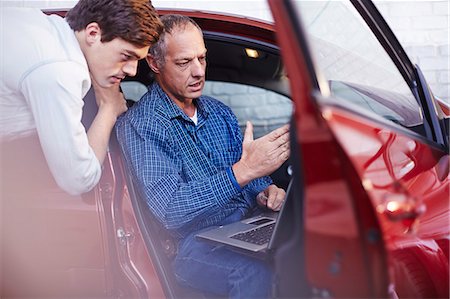 simsearch:649-05649553,k - Mechanics with laptop at car in auto repair shop Foto de stock - Sin royalties Premium, Código: 6113-08184374