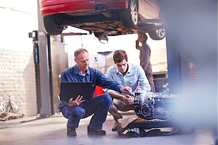 simsearch:6113-08184381,k - Mechanic and customer with laptop examining engine in auto repair shop Stock Photo - Premium Royalty-Free, Code: 6113-08184390