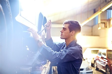 simsearch:6113-08184381,k - Mechanic working on car in auto repair shop Stock Photo - Premium Royalty-Free, Code: 6113-08184336