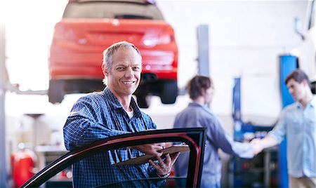 Portrait confident mechanic in auto repair shop Photographie de stock - Premium Libres de Droits, Code: 6113-08184338