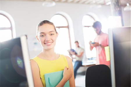 simsearch:6113-08105412,k - Portrait smiling businesswoman at computer in office Stockbilder - Premium RF Lizenzfrei, Bildnummer: 6113-08105327