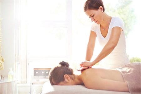 recuperación - Woman receiving massage by masseuse Foto de stock - Sin royalties Premium, Código: 6113-08105446
