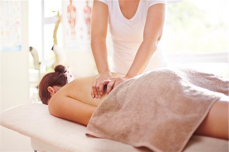 Woman receiving massage by masseuse Foto de stock - Sin royalties Premium, Código: 6113-08105450