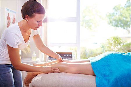 Physical therapist massaging woman's leg Foto de stock - Sin royalties Premium, Código: 6113-08105467