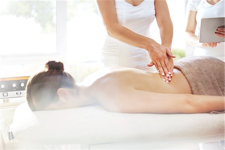 Masseuse massaging woman's back Foto de stock - Sin royalties Premium, Código: 6113-08105466