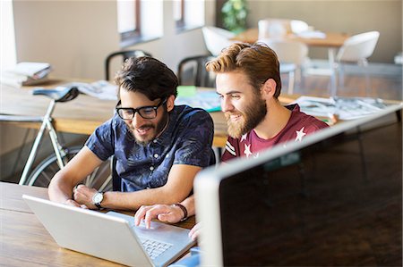 simsearch:6113-08105339,k - Casual businessmen working at laptop in office Stock Photo - Premium Royalty-Free, Code: 6113-08105415