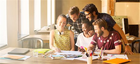 sonrisa - Creative business people brainstorming in office meeting Photographie de stock - Premium Libres de Droits, Code: 6113-08105431