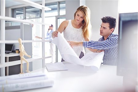 diseñador (hombre y mujer) - Architects reviewing blueprint in office Foto de stock - Sin royalties Premium, Código: 6113-08105506