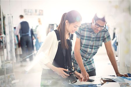 designer copyspace - Photographer and fashion designer viewing proofs in sunny office Foto de stock - Sin royalties Premium, Código: 6113-08220265