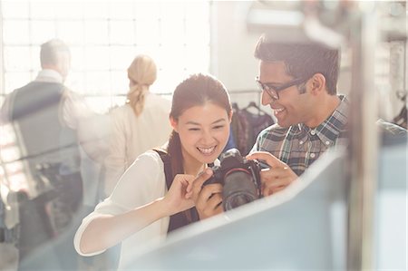 Photographer and fashion designer looking down at camera Stockbilder - Premium RF Lizenzfrei, Bildnummer: 6113-08220277
