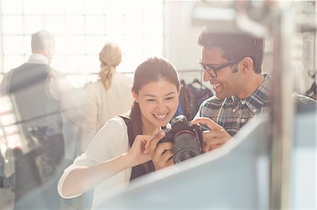 fotograf - Photographer and fashion designer looking down at camera Stockbilder - Premium RF Lizenzfrei, Bildnummer: 6113-08220277