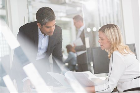 Business people reviewing paperwork in conference room Foto de stock - Sin royalties Premium, Código: 6113-08220295