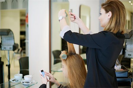 simsearch:6113-08220391,k - Hairdresser wrapping customer's hair in curlers in salon Fotografie stock - Premium Royalty-Free, Codice: 6113-08220376