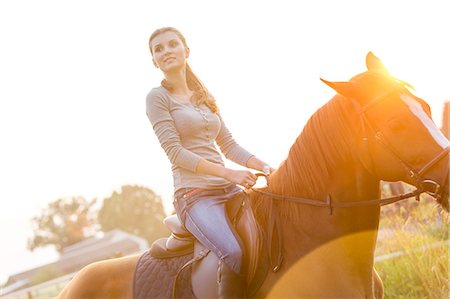 sunshine and looking away and togetherness - Woman horseback riding Foto de stock - Sin royalties Premium, Código: 6113-08220395