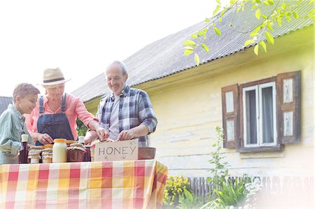 simsearch:6113-08220529,k - Grandparents and grandson selling honey Foto de stock - Sin royalties Premium, Código: 6113-08220474