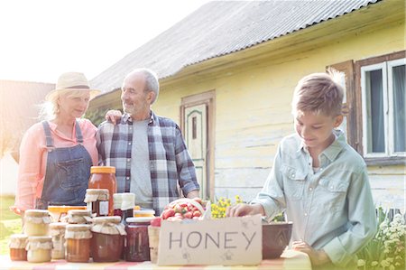 simsearch:6113-08220522,k - Grandparents and grandson selling honey Stock Photo - Premium Royalty-Free, Code: 6113-08220478