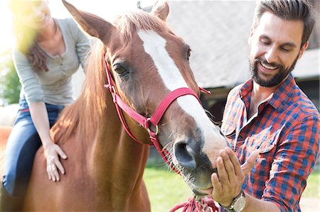 equestrian - Couple feeding horse Foto de stock - Sin royalties Premium, Código: 6113-08220429