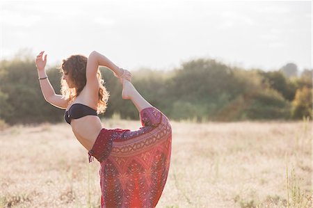 simsearch:6124-09099893,k - Boho woman in king dancer yoga pose in sunny rural field Stockbilder - Premium RF Lizenzfrei, Bildnummer: 6113-08220546