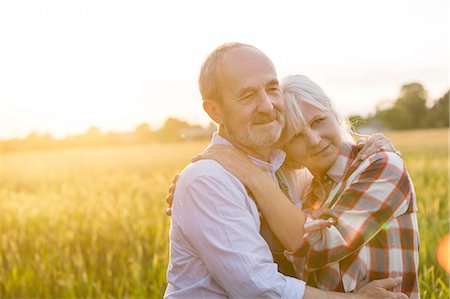 simsearch:6113-08220479,k - Affectionate serene senior couple hugging in sunny rural wheat field Foto de stock - Sin royalties Premium, Código: 6113-08220502