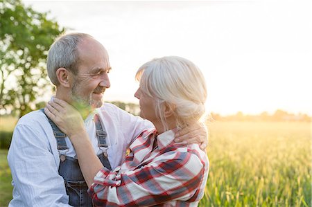 simsearch:6113-08220479,k - Affectionate senior couple hugging in sunny rural wheat field Foto de stock - Sin royalties Premium, Código: 6113-08220518