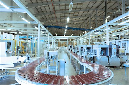 Conveyor belt and machinery in empty factory Photographie de stock - Premium Libres de Droits, Code: 6113-08393582